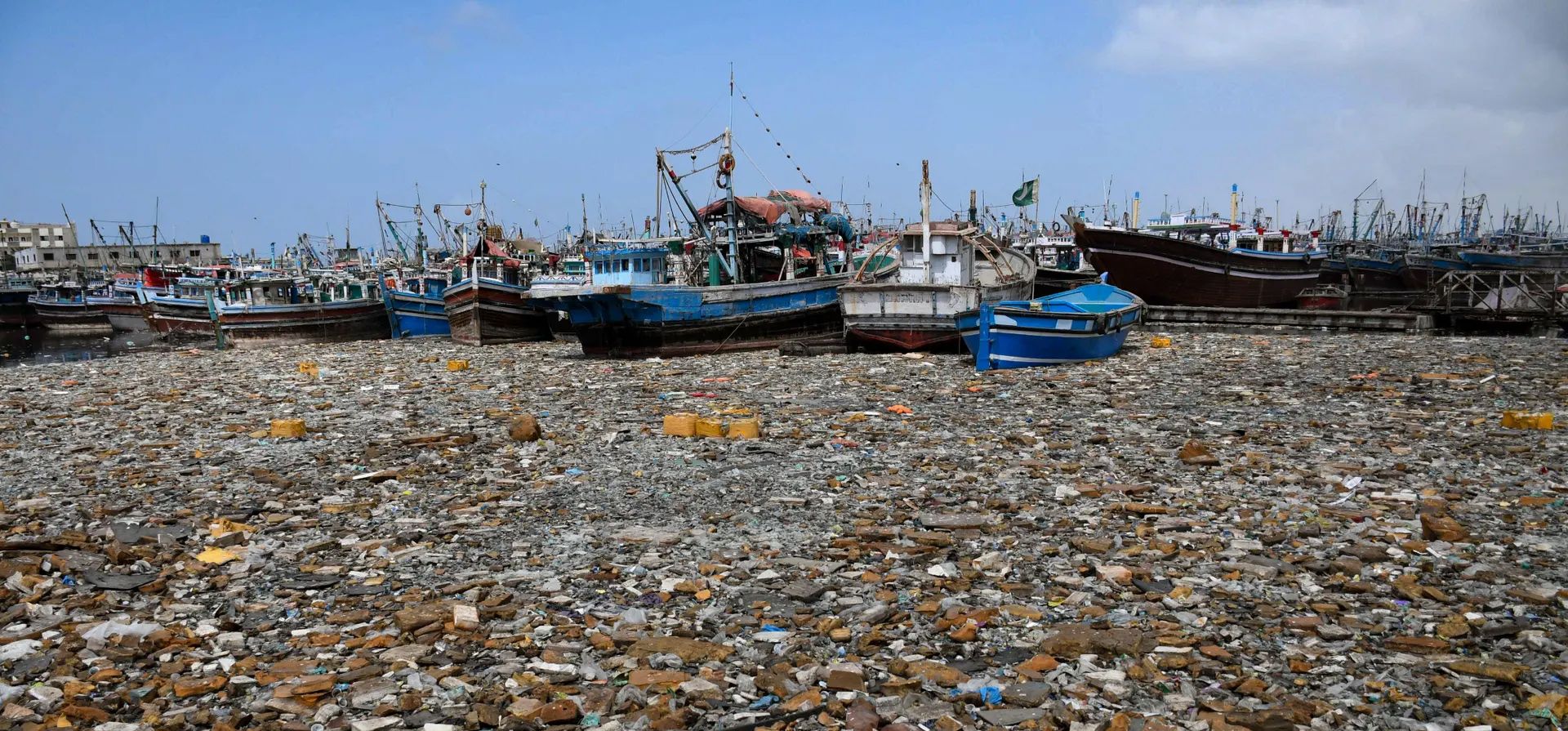 Barcos de pesca se ven entre la basura acumulada en las aguas del puerto, antes del Día Mundial del Medio Ambiente el 5 de junio, Karachi, Pakistán. Fotografía: Sabir Mazhar/Anadolu/Getty Images Barcos de pesca se ven entre la basura acumulada en las aguas del puerto, antes del Día Mundial del Medio Ambiente el 5 de junio, Karachi, Pakistán. Fotografía: Sabir Mazhar/Anadolu/Getty Images