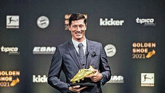 El polaco Robert Lewandowski recibió el Botín de Oro al convertir 41 goles la última temporada en Europa.&nbsp;