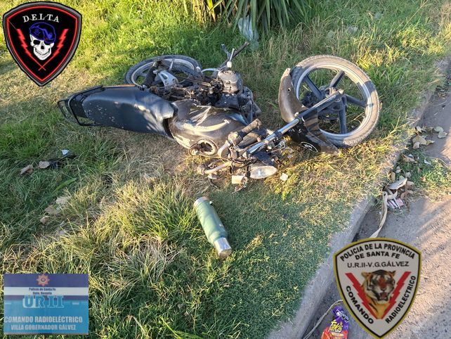 Choque en Villa Gobernador Gálvez. La moto que era conducía por el hombre que falleció