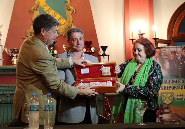 Chiqui González y Catán entregaron una réplica del frente de la Casa de Gobierno a Buchara.