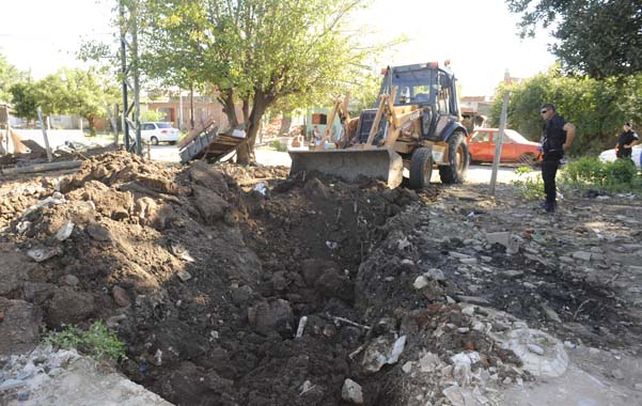 Ayer a la tarde. Una retroexcavadora abre terreno en Melián y 509. El martes habían hallado dos túneles.