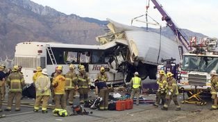 Choque de un micro contra un camión dejó 13 muertos en una autopista de Estados Unidos