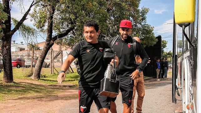 Colón debe jugar con tres delanteros para recibir a Estudiantes.