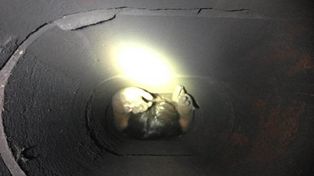 Quiso robar en una casa y quedó atrapada en la chimenea