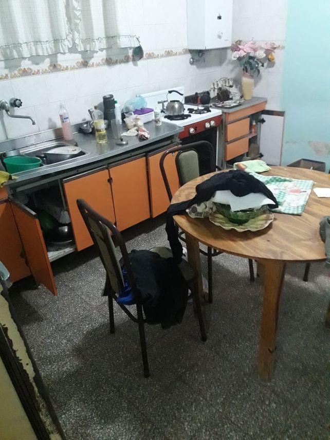 Volvieron de jugar al fútbol y encontraron la casa dada vuelta