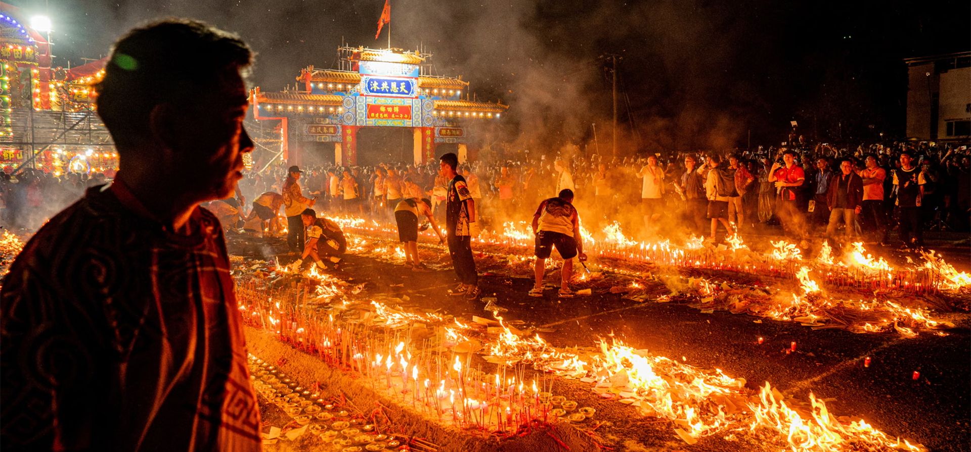La gente quema palitos de incienso mientras ofrece oraciones durante el festival Jiao de Kam Tin. El ritual taoísta, que se celebra cada 10 años, se realiza para dar gracias a las deidades, alejar la desgracia y rezar por la paz y prosperidad en la comunidad, Hong Kong, China. Fotografía: Leung Man Hei/AFP/Getty Images La gente quema palitos de incienso mientras ofrece oraciones durante el festival Jiao de Kam Tin. El ritual taoísta, que se celebra cada 10 años, se realiza para dar gracias a las deidades, alejar la desgracia y rezar por la paz y prosperidad en la comunidad, Hong Kong, China. Fotografía: Leung Man Hei/AFP/Getty Images