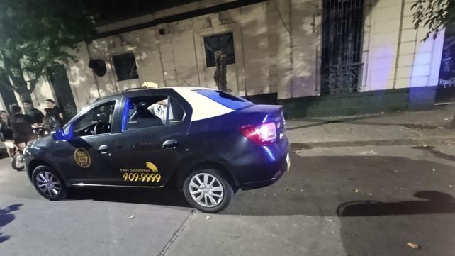 Un cuidacoches fue detenido por la rotura de la luneta de un taxi en Alvear y Brown.