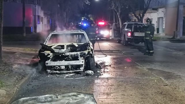 Bomberos Zapadores trabajan sobre el auto incendiado en zona oeste.