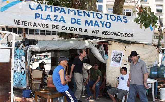 Ex soldados. Los autodenominados “veteranos de guerra no reconocidos” acampan hace siete años en Plaza de Mayo.