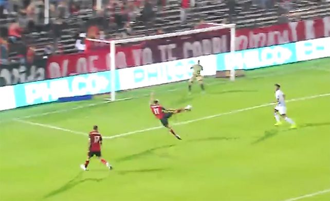 Golazo. Alexis Rodríguez la calzó de aire y convirtió el tanto de la victoria leprosa.&nbsp;