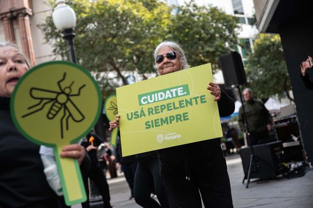 Las veredas del cruce peatonal de Córdoba y San Martín se transformaron este miércoles en un escenario de prevención y memoria sanitaria.