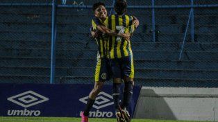 De festejo. Los canallas celebran el primer tanto del encuentro, obra del delantero Tiago Ponce.