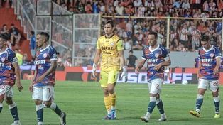 Unión cosechó su tercera derrota en cuatro partidos y su  gente despidió con silbidos al equipo