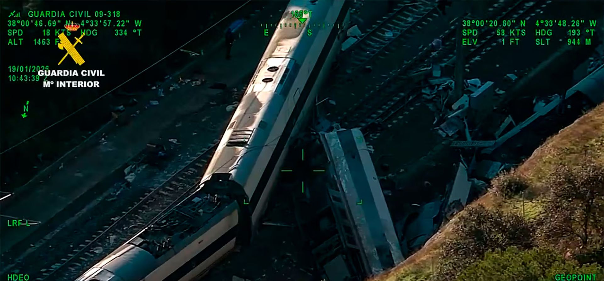 Vista aérea del convoy de Alvia, este lunes, en Adamuz (Córdoba).Guardia Civil (EFE) Vista aérea del convoy de Alvia, este lunes, en Adamuz (Córdoba).Guardia Civil (EFE)