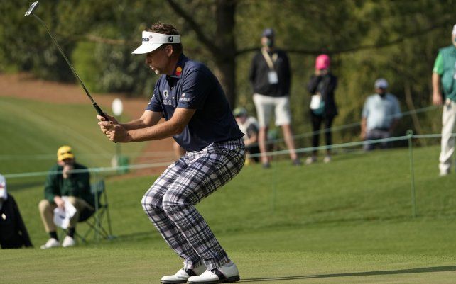 Ian Poulter, de Inglaterra, reacciona después de fallar un birdie en el cuarto hoyo durante la primera ronda del torneo de golf Masters en Augusta, Georgia.