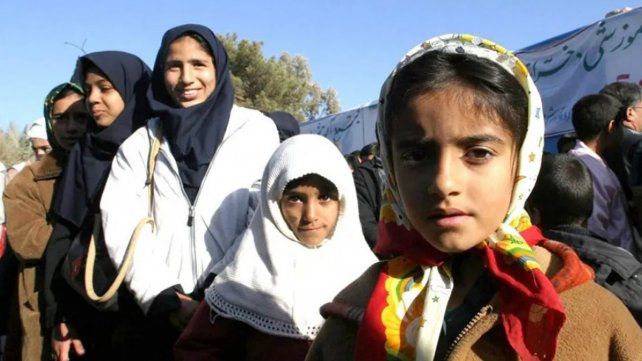 Decenas de alumnas de colegios de mujeres fueron hospitalizadas en cinco provincias de Irán tras supuesto envenenamiento contra la escolarización de niñas