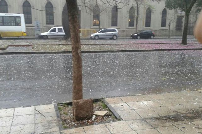 Las piedras que cayeron en la ciudad. Facebook: Fer DF
