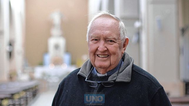 El padre Alejando Patterson se ordenó como sacerdote el 4 de julio de 1971.