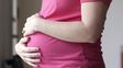 Maternidades postergadas y aplazadas: en Rosario cayó el embarazo joven, pero crecieron las madres +40