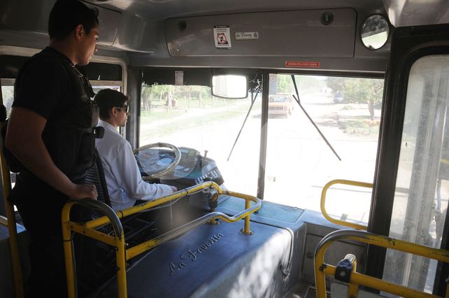 Bajo custodia. Un periodista y un fotógrafo de Diario UNO viajaron en un coche de la Línea 13 para ver de cerca la crítica situación que viven los choferes y los pasajeros del servicio de transporte.