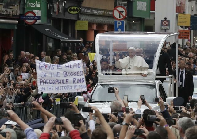 Críticas. Los irlandeses coparon Dublín para recibir al Papa. Pero los carteles condenatorios se hicieron ver.&nbsp; &nbsp; &nbsp; &nbsp; 