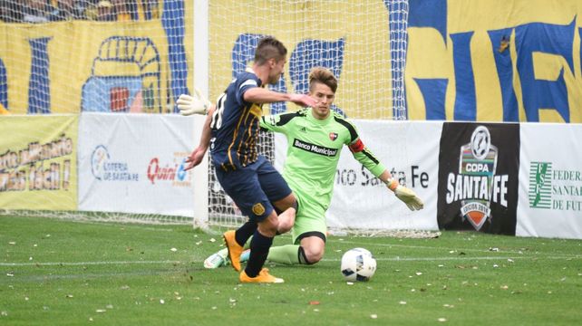 Becker intenta eludir a Ezequiel Unsain