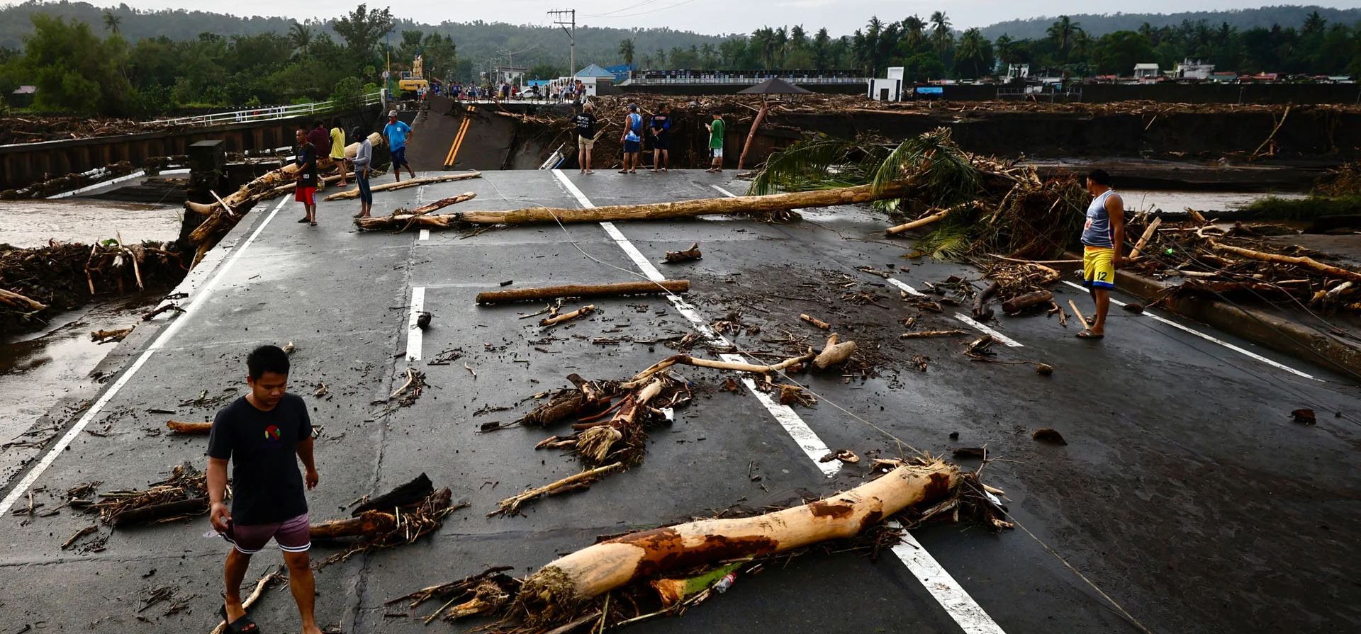 Las secuelas de la tormenta Trami, que destruyó un puente en la ciudad de Laurel, afectada por las inundaciones, Batangas, Filipinas. Fotografía: Francis R Malasig/EPA Las secuelas de la tormenta Trami, que destruyó un puente en la ciudad de Laurel, afectada por las inundaciones, Batangas, Filipinas. Fotografía: Francis R Malasig/EPA