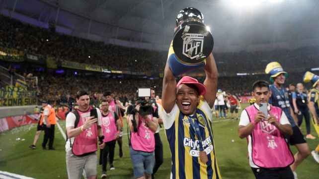 Jaminton Campaz celebra eufórico, con la copa en sus manos. El colombiano fue un gran acierto en materia de refuerzos.