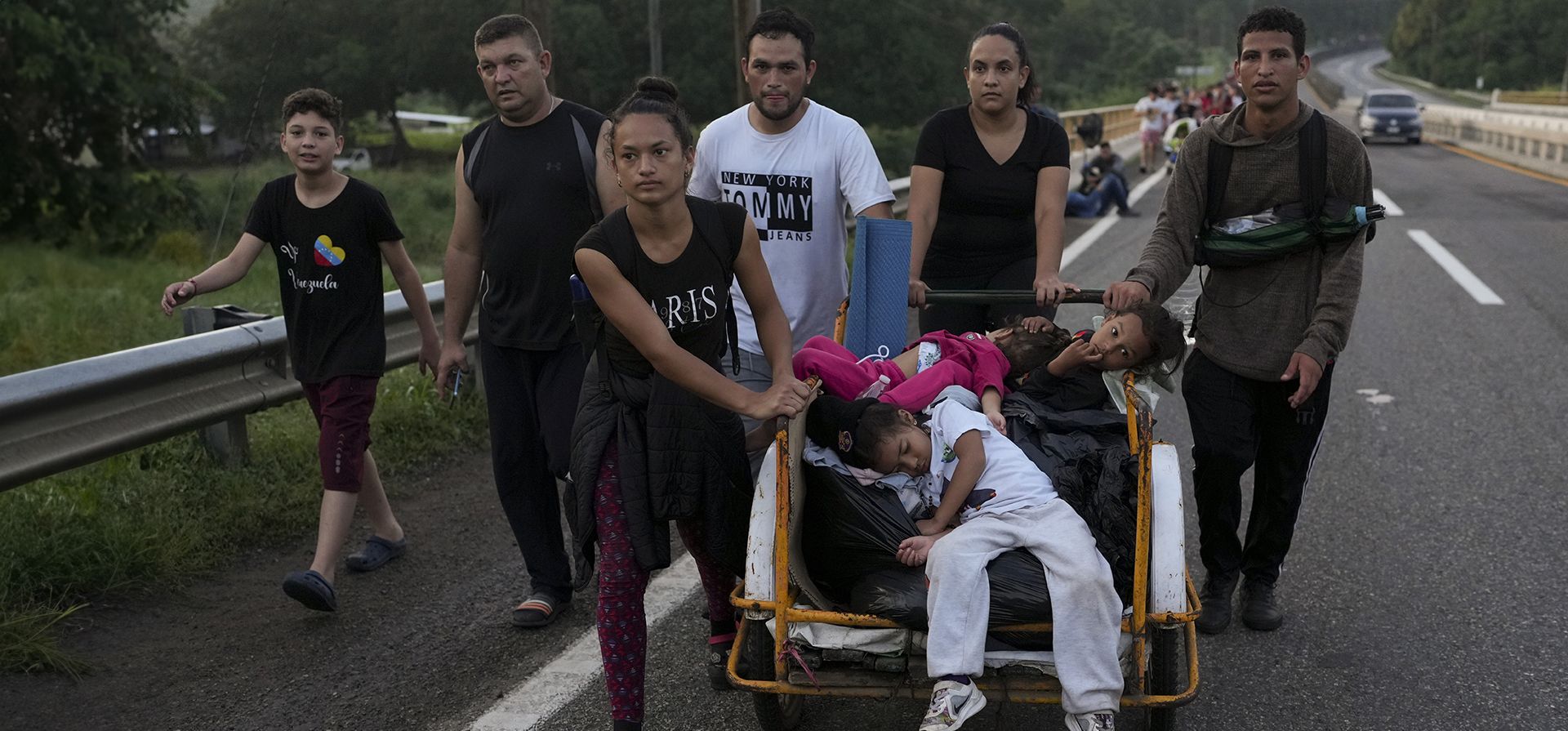 Migrantes caminan por la carretera Huixtla con la esperanza de llegar a la frontera norte del país y, en última instancia, a Estados Unidos, en Huehuetán, en el sur de México, el miércoles 6 de noviembre de 2024. (Foto AP/Moisés Castillo) Migrantes caminan por la carretera Huixtla con la esperanza de llegar a la frontera norte del país y, en última instancia, a Estados Unidos, en Huehuetán, en el sur de México, el miércoles 6 de noviembre de 2024. (Foto AP/Moisés Castillo)