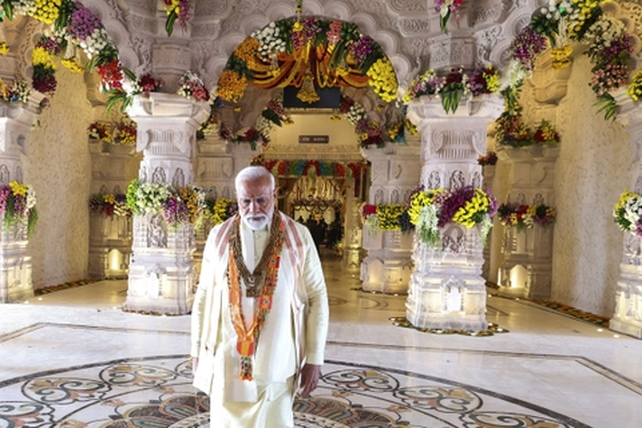 El primer ministro Modi en el interior del nuevo templo, que &eacute;l se encarg&oacute; de inaugurar.