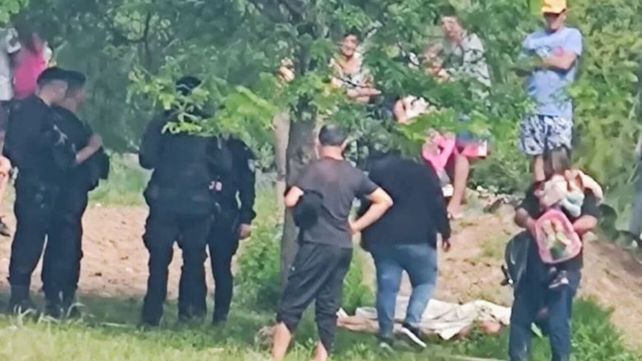 La víctima yacía en un descampado