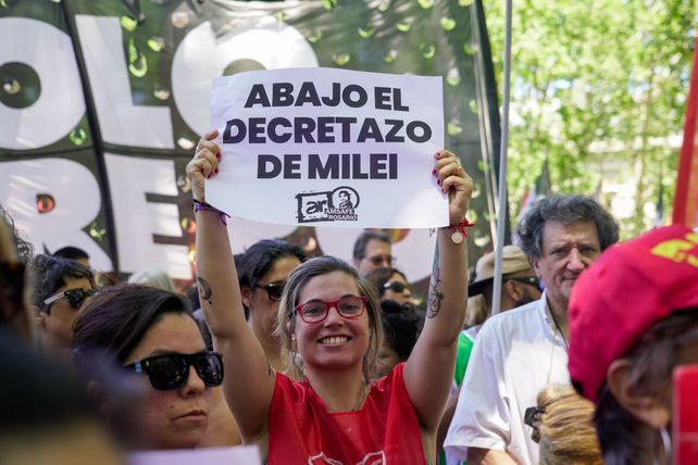No al ajuste, el masivo mensaje de gremios y asociaciones rosarinas tras el DNU de Milei