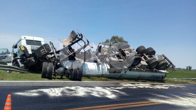 Perdió el control del camión y volcó: no hubo heridos de milagro