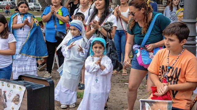 Nuevamente la parroquia Nuestra Señora de La Paz reunió en la plaza a los chicos de la catequesis para compartir una celebración cristiana&nbsp;