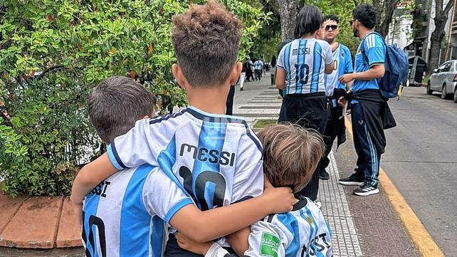 Santafesinos, presentes en el Monumental para vivir la última noche de Messi con la Selección