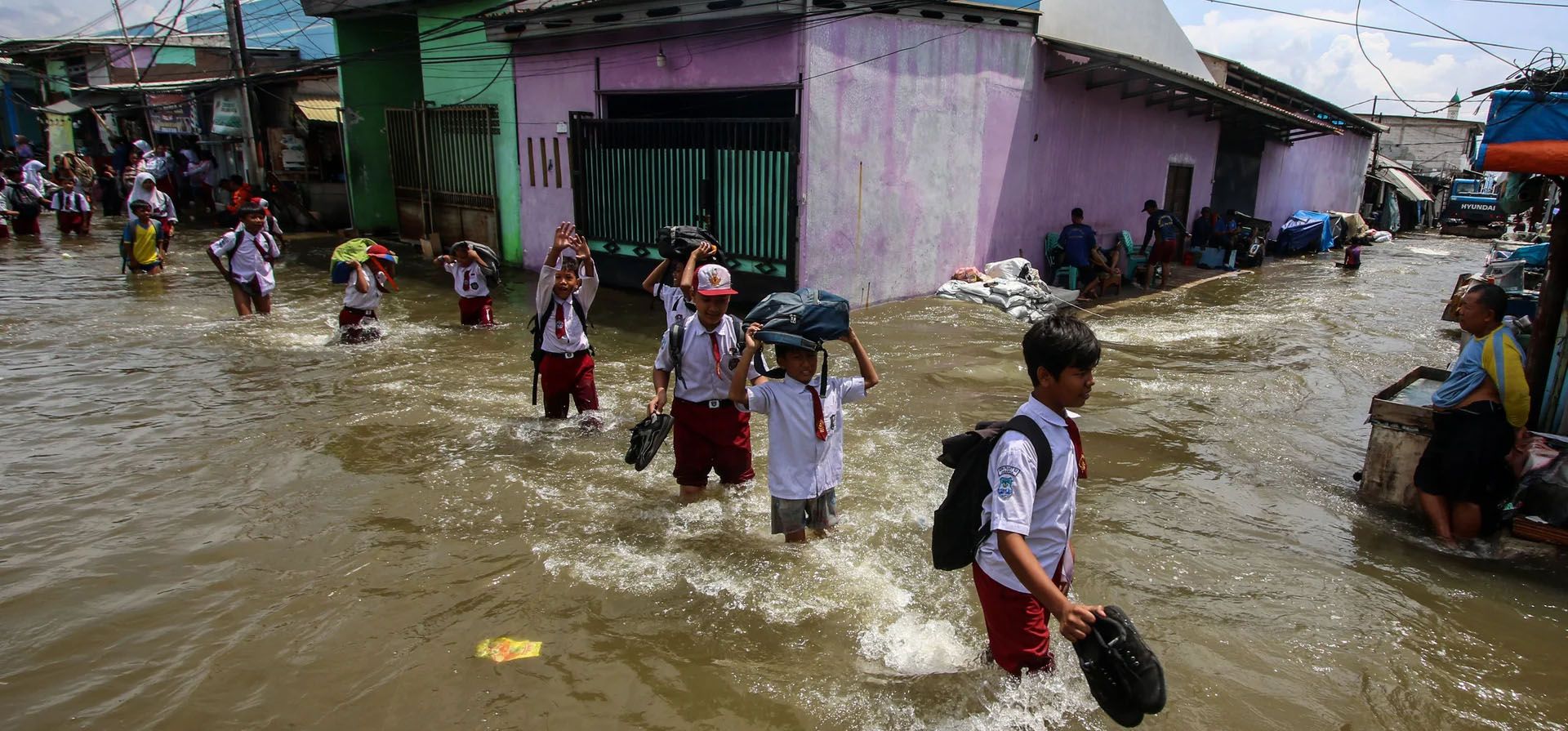 Niños regresan a casa de la escuela a través de las inundaciones de marea alta que azotan el área de Muara Angke, Yakarta, Indonesia. Fotografía: Eko Siswono Toyudho/Anadolu/Getty Images Niños regresan a casa de la escuela a través de las inundaciones de marea alta que azotan el área de Muara Angke, Yakarta, Indonesia. Fotografía: Eko Siswono Toyudho/Anadolu/Getty Images