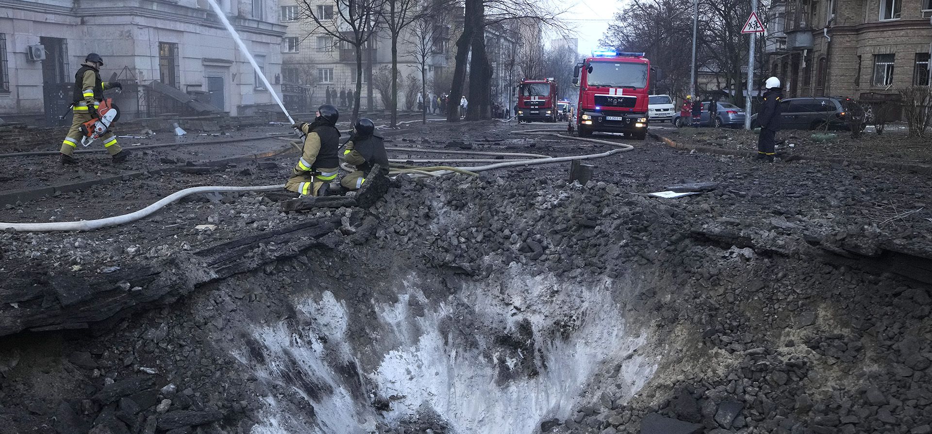 Bomberos trabajan cerca del cráter en el lugar después de un ataque ruso en Kiev, Ucrania, el jueves 21 de marzo de 2024. Alrededor de 30 misiles balísticos y de crucero fueron derribados sobre Kiev el jueves por la mañana, dijo Serhii Popko, jefe de la administración de la ciudad de Kiev. (Foto AP/Vadim Ghirda)