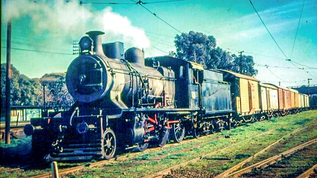 En sus tiempos. La vieja máquina a cargo de un tren cerealero que salía desde la Estación de Villa Lynch