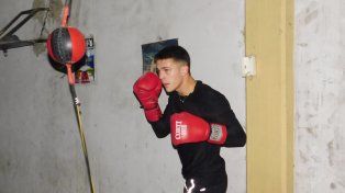 Alan Crenz peleará por el título mundial juvenil en la sede de la FAB en Capital Federal.