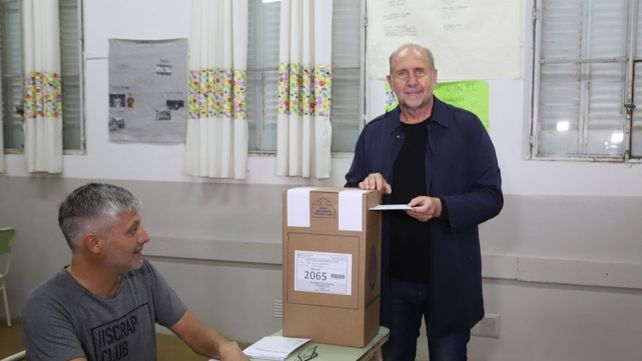 El gobernador votó cerca del mediodía en Rafaela.