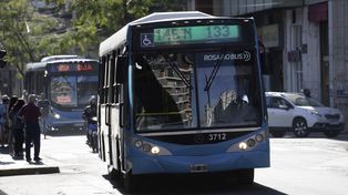 Los estudiantes deben bajarse en la plaza Sarmiento y hacer un trasbordo para llegar a la casa de estudios donde cursan, y el viaje se estira hasta una hora y 45 minutos&nbsp;