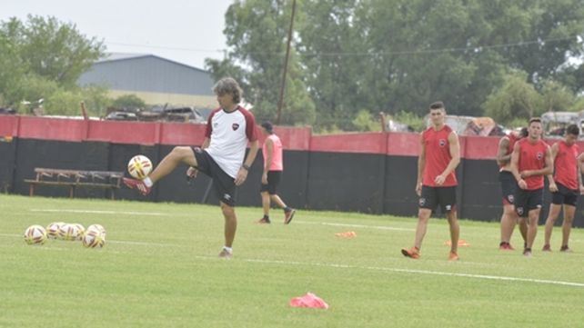 Todavía la domina. Bidoglio disfrutó de su primer entrenamiento como técnico oficial. Llegó a jugar en la reserva leprosa.