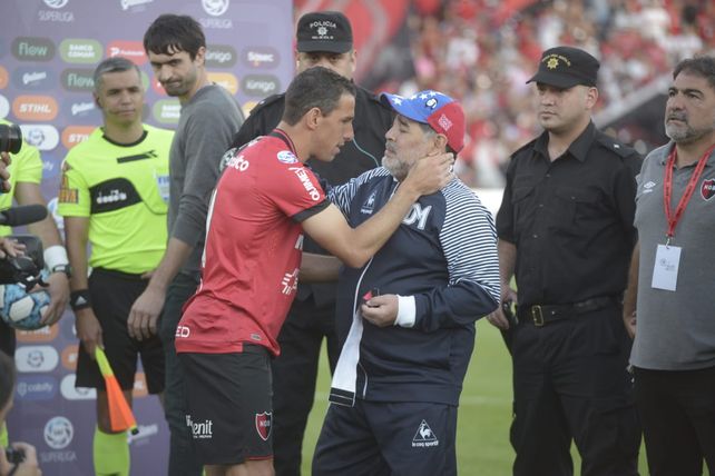 Newells rindió pleitesía a un Maradona que no pudo evitar las lágrimas