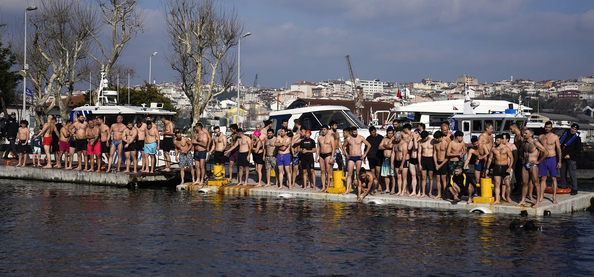 Fieles ortodoxos griegos se preparan para saltar al Cuerno de Oro para recuperar un crucifijo de madera durante la ceremonia de la Epifanía en Estambul, Turquía, el lunes 6 de enero de 2025. (Foto AP/Khalil Hamra) Fieles ortodoxos griegos se preparan para saltar al Cuerno de Oro para recuperar un crucifijo de madera durante la ceremonia de la Epifanía en Estambul, Turquía, el lunes 6 de enero de 2025. (Foto AP/Khalil Hamra)