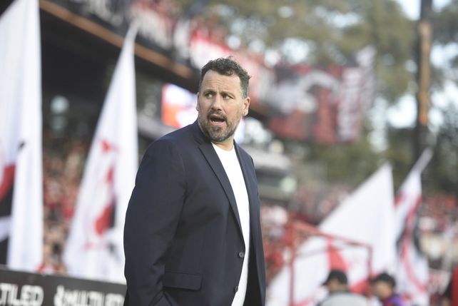Cristian Fabbiani intentará de darle otra impronta a Newells para sumar a tres ante Barracas Central.