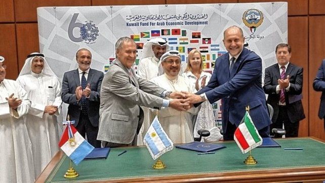 Los gobernadores en la firma del primer tramo del crédito.