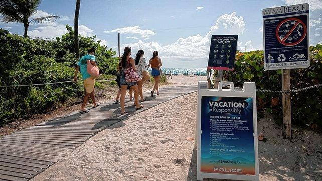 En Miami vacunan gratis contra el Covid.