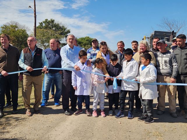 Corte de cintas. Una de las inauguraciones de caminos