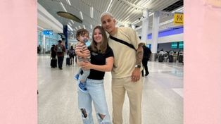 Enzo Copetti junto a su familia en el aeropuerto antes de partir rumbo a Rosario.