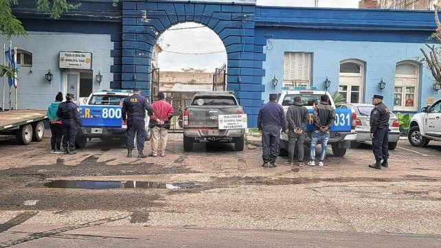 En una Ranger, cuatro personas robaban piedra mora de la vía